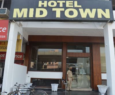 https://imgcld.yatra.com/ytimages/image/upload/t_hotel_yatra_city_desktop/v1442316424/Domestic Hotels/Hotels_Amritsar/Hotel Mid Town/DSC_3583.jpg